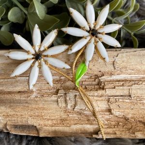 Vintage pin adorable flower costume jewelry